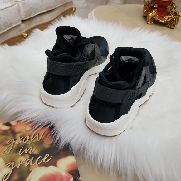 Nike Air Huarache Run Premium Women's Shoes - Picture 7 of 8